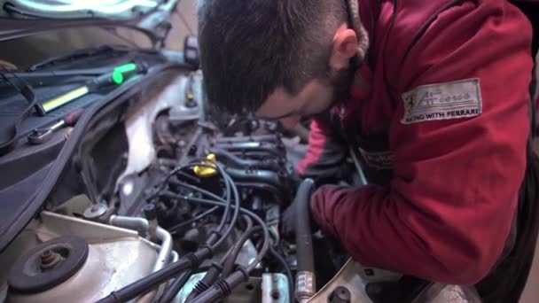 Mekaniker demonterar bilmotor 4 — Stockvideo