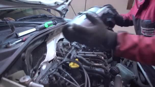 Mekaniker reparerar bil 10 — Stockvideo