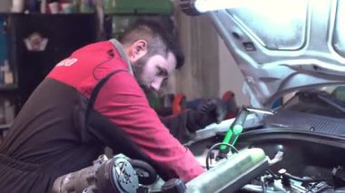 Tamirci 2 numaralı motoru tamir ediyor.