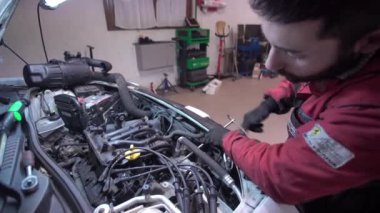 Tamirci araba motoru 5 'i söktü.