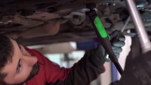 Mechanik pod autem — Stock video
