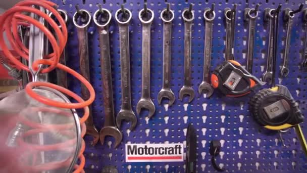 Skiftnycklar hängande i verkstaden — Stockvideo