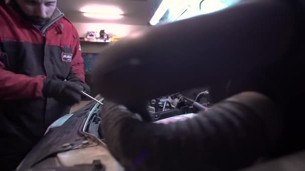 Reparaciones mecánicas coche 2 — Vídeo de stock