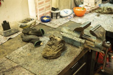 MİLAN, İTALYA 3 Şubat 2020: Makine atölyesindeki bankta paslı metal mengene