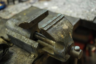 Makine tezgahındaki paslı metal mengene.