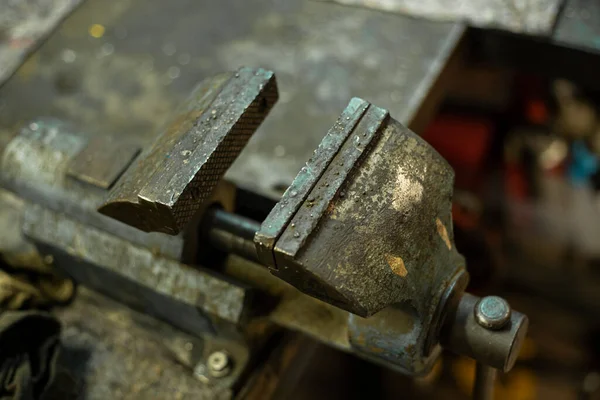 Rusty Metal Vice Machine Shop Bench — Stock Photo, Image