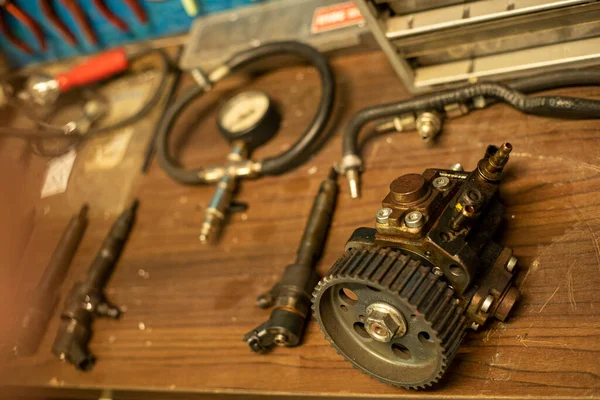 Spare Car Engine Diesel Pump Resting Mechanical Workshop Bench — Stock Photo, Image