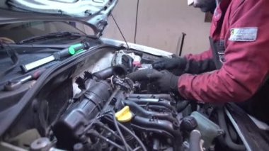 Tamirci araba 11 'i tamir ediyor.