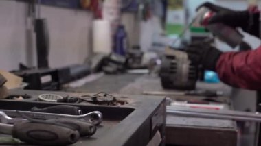 Tamirci 7 numaralı motoru tamir ediyor.