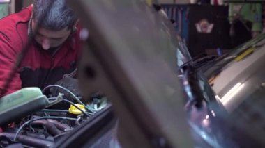 Tamirci 5 numaralı motoru tamir ediyor.