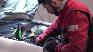 Motor tamircisi çalışıyor.