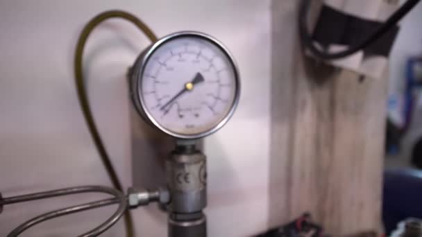 Drukmeter in de werkplaats — Stockvideo