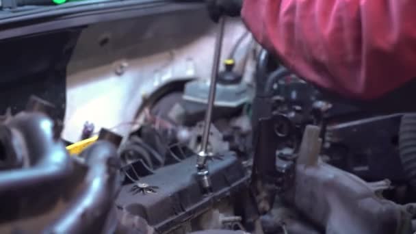 Mécanicien démonte moteur de voiture — Video