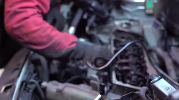 Szerelő szétszereli autó motor 2 — Stock videók