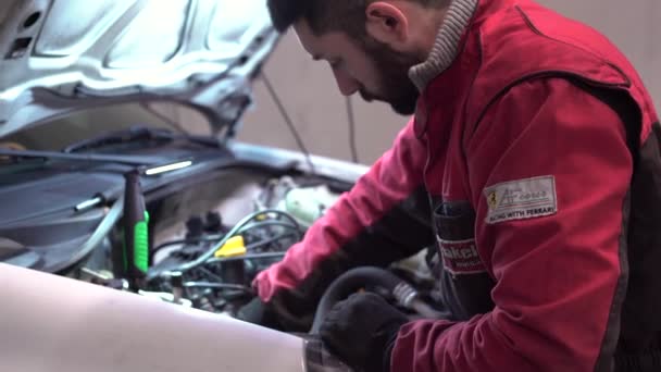 Mecánico en el trabajo en el motor — Vídeo de stock