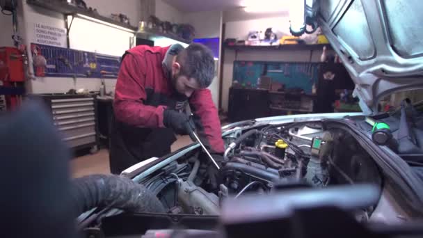 Mekaniker reparerar bil 3 — Stockvideo