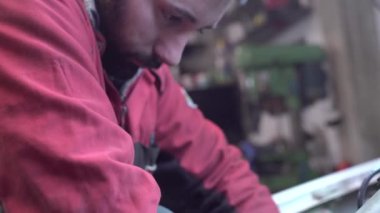 Tamirci 4 numaralı motoru tamir ediyor.