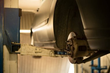 Otomobil bakım için atölyedeki vinçte.