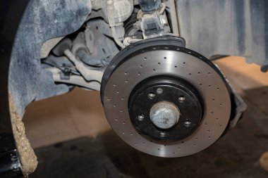 Mekanik atölyedeki bir disk freninin değiştirilmesinin ayrıntıları