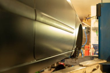 Otomobil bakım için atölyedeki vinçte.