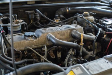 Kullanılmış araba motoru tamir ve bakım için hazır.