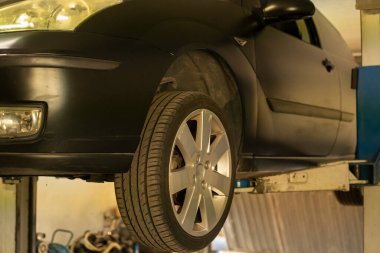 Otomobil bakım için atölyedeki vinçte.