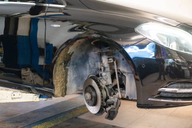 MILAN, İTALYA 17 Şubat 2021: Mekanik atölyedeki bir disk freninin değiştirilmesinin ayrıntıları