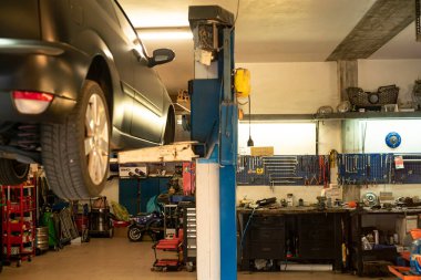 MİLAN, İTALYA 17 Şubat 2021: Tamir sırasında arabası olan bir garajın içi