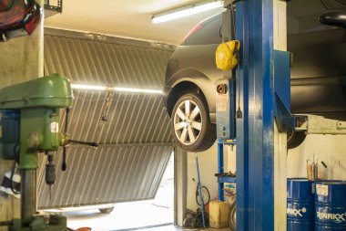 MİLAN, İTALYA 17 Şubat 2021: Bir oto tamirhanesinin içi