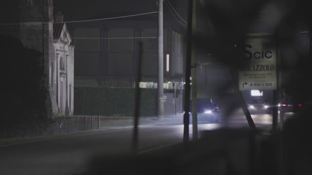 Straat buitenwijk nachtverkeer — Stockvideo