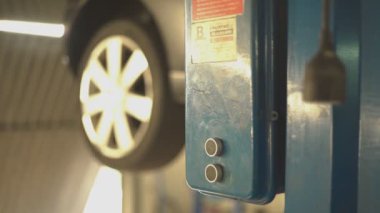 Otomobil bakım 2 için vinçte.