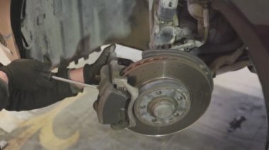 Tamirci 4 numaralı frende bakım yapıyor.