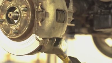 Tamirci araba 2 'nin bakımını yapıyor.