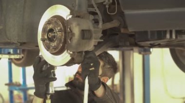 Tamirci 3 numaralı aracın bakımını yapıyor.