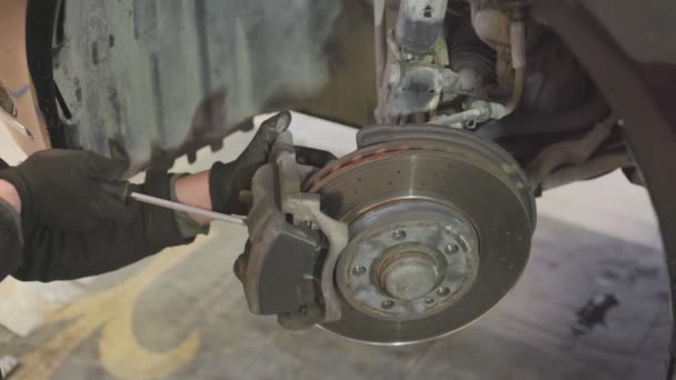 Mechaniker führt Wartungsarbeiten an den Bremsen durch 4 — Stockvideo