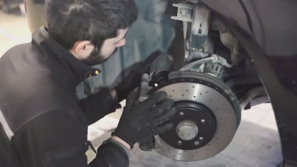 Mecánico instala nuevos frenos en el coche 3 — Vídeo de stock
