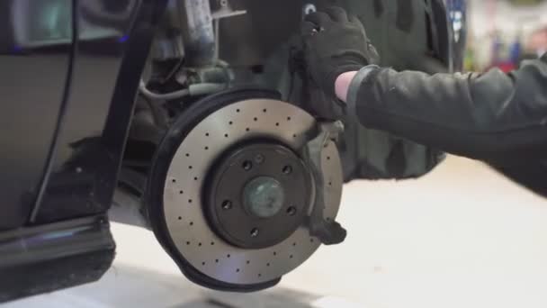 Mechaniker führt Wartungsarbeiten an den Bremsen durch 2 — Stockvideo