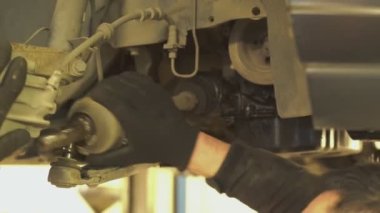 Tamirci arabanın bakımını yapıyor.