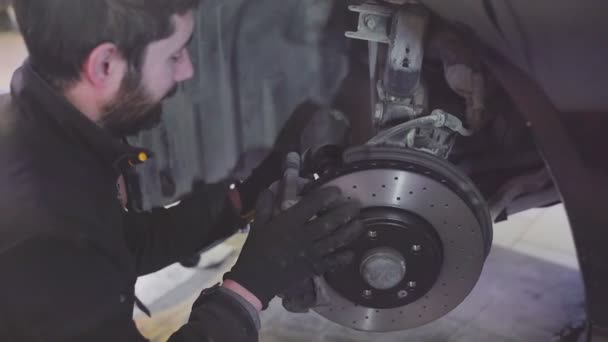 机修工在车上安装了新的刹车 — 图库视频影像