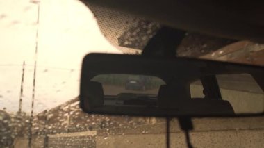 Araba dikiz aynası.