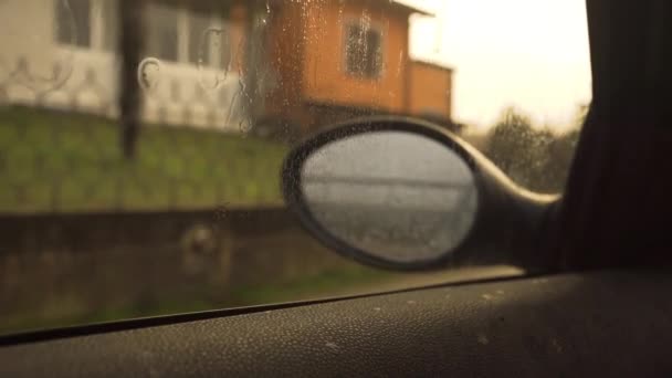 Gotas de lluvia cayendo sobre la ventana del coche 3 — Vídeo de stock