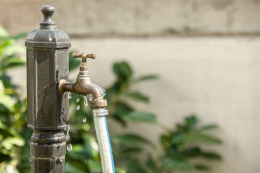 İç kullanımda atık suyun musluk detayı sembolü sızdırılıyor