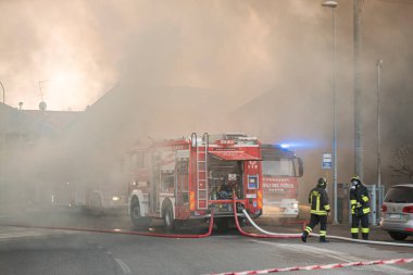 VILLANOVA DEL GHEBBO, İTALYA 23 Mart 2021: İtfaiyeciler şehirde acil durum