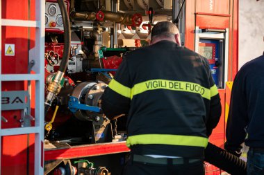 VILLANOVA DEL GHEBBO, İTALYA 23 Mart 2021: Vigili del Fuoco, İtalyan itfaiyeci