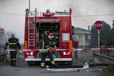 VILLANOVA DEL GHEBBO, İTALYA 23 Mart 2021: kamyonetli itfaiyeciler