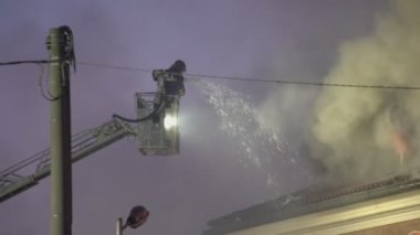 Sepetinde yangın musluğu olan itfaiyeci.