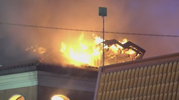 Detalle de la casa en llamas 16 — Vídeo de stock