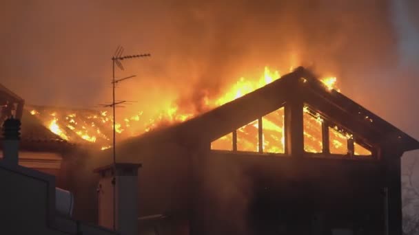 불타고 있는 집 14 — 비디오