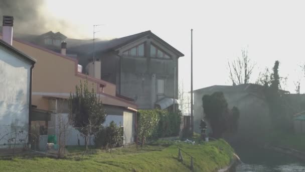 불타는 집의 세부 사항 — 비디오