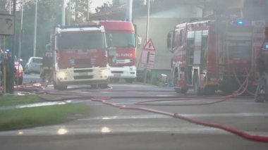 İtfaiyeciler iş yerinde.